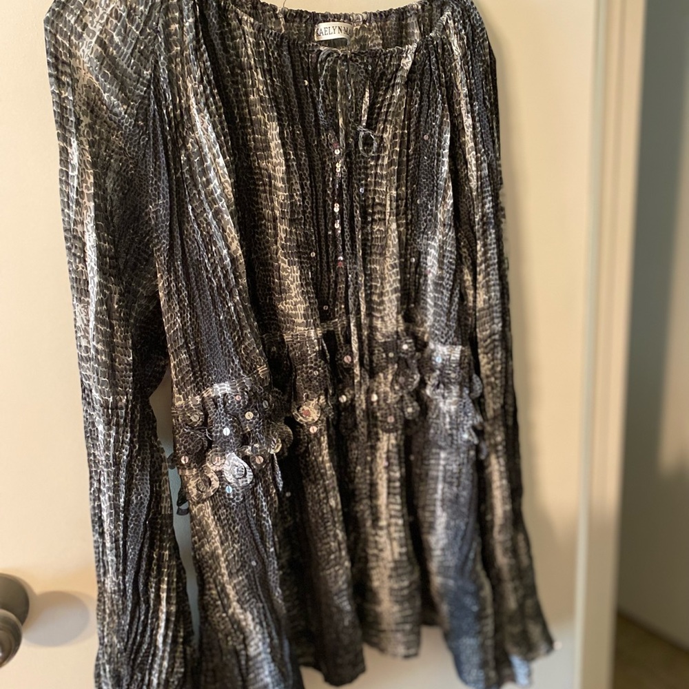Used, good condition. Sexy, cute blouse